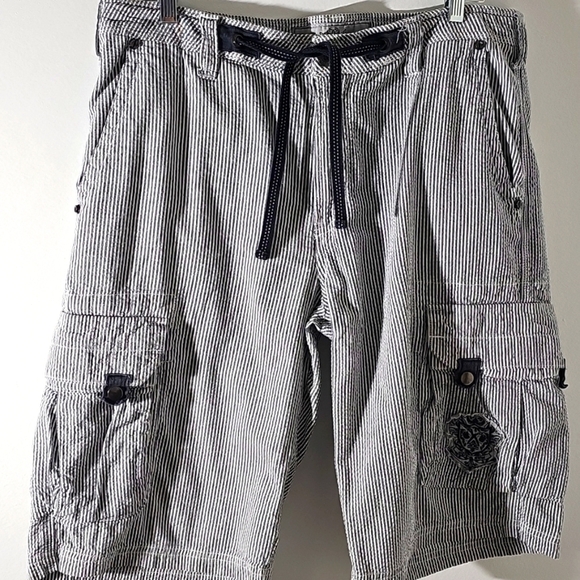 Marc Ecko mens Searsucker Cargo Shorts. Size 33. Gray/white. - Picture 1 of 10
